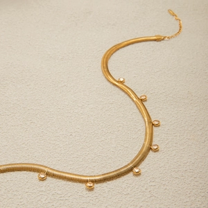 Detail der 18K vergoldeten Schlangenkette mit Zirkonia-Anhängern und Karabinerverschluss