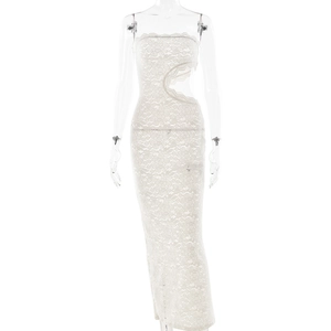 Elegante abito lungo in pizzo bianco con spalle scoperte e dettaglio cut-out in vita