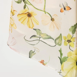 Robe sans manches élégante avec imprimé floral et détails de papillons sur tissu doux