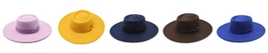 Chapeaux boater en laine en cinq couleurs avec ruban noué et bord large de 9,5 cm