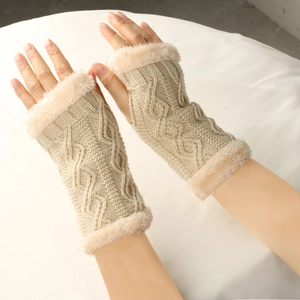 Détail de mitaines en tricot beige avec bordure moelleuse en fausse fourrure de lapin