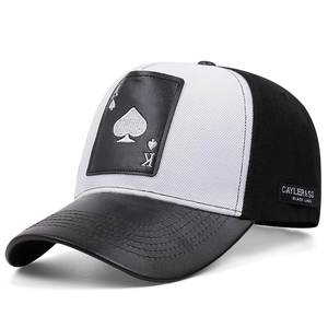 Détail d'une casquette avec visière en cuir et écusson de poker As de Pique brodé