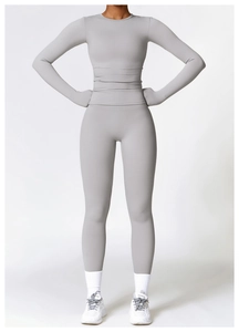Gros plan sur l'ensemble de yoga gris montrant la texture du tissu extensible et respirant