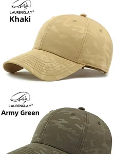 Detalle de gorras de béisbol de camuflaje caqui y verde militar en tela técnica