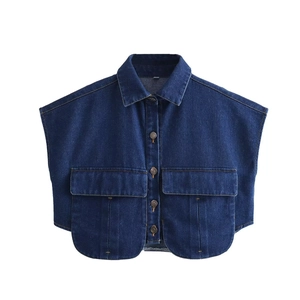 Détail du gilet sans manches en denim bleu foncé avec col polo et grandes poches poitrine