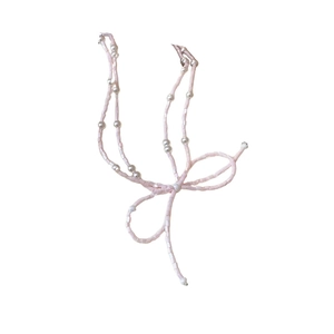 Collier en perles roses style balletcore avec perles blanches et nœud fait main