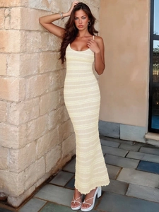 Robe longue moulante jaune crème à texture côtelée avec dos nu et fente latérale