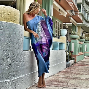 Details des blauen One-Shoulder-Maxikleides mit lila Schmetterlingsdruck und Satin-Textur