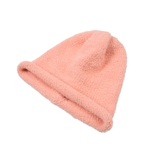 Dettaglio del berretto in maglia peluche rosa loto per bambini con morbida trama calda