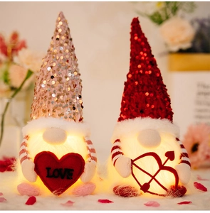 Detail von leuchtenden Valentinstag-Gnom-Puppen mit Paillettenmützen in Deko-Szene