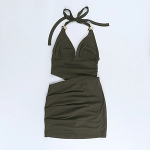 Détail de la robe licou vert olive avec anneau métallique et découpe à la taille