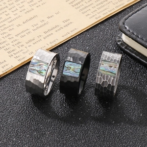 Détail d'une bague pour homme martelée avec incrustation de nacre d'abalone en gris et noir