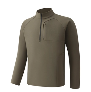 Détail du sweat-shirt vert olive avec col montant, quart de zip et poche poitrine zippée