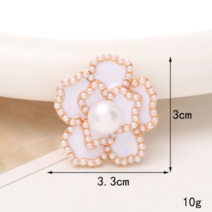 Vue macro de la fleur de camélia en perles blanches avec dimensions 3,3 cm x 3 cm et poids