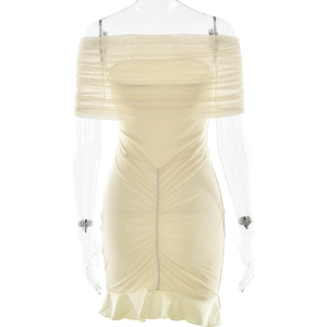 Détail d'une robe en maille beige à épaules dénudées avec fronces et ourlet à volants