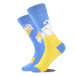 Détail de chaussettes dépareillées en coton bleu et jaune avec motif de crème glacée