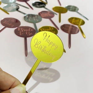 Adorno de pastel circular de acrílico dorado con grabado Happy Birthday y varios colores