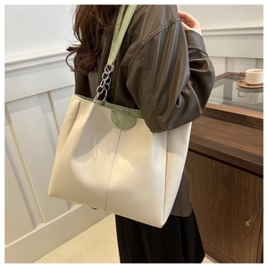 Dettaglio della borsa tote minimalista con goffratura moda e pelle verde a contrasto