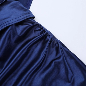 Détail d'une robe en satin bleu marine avec fronces élégantes et coutures fines