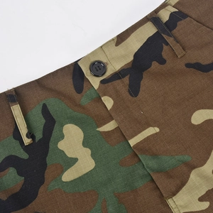 Detail des Camouflage-Rocks mit Ripstop-Gitter-Struktur und schwarzem Taillenknopf