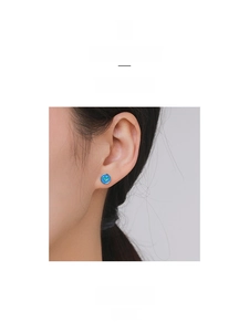 Détail d'une boucle d'oreille ronde en argent s925 avec un motif cœur en émail