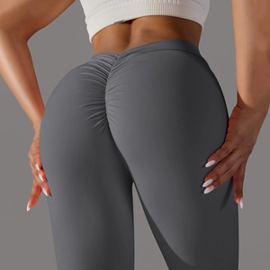 Gros plan sur le legging de yoga gris foncé à taille haute avec effet liftant fessier