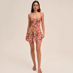 Completo estivo due pezzi con crop top a stampa ciliegia e minigonna in chiffon