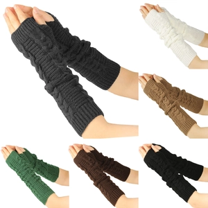Mitaines longues en maille torsadée pour femme disponibles en plusieurs coloris unis