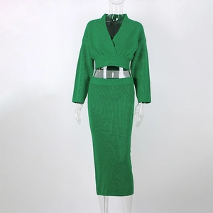 Dettaglio di un set in maglia verde con top con scollo a V e gonna midi a vita alta
