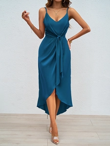 Détail d'une robe satinée bleu canard avec col en V, nœud à la taille et ourlet