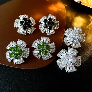 Boucles D'oreilles Puces Fleur Élégantes Bijoux En Cuivre Zircon Brillant Avec Tige En Argent Sterling 925 Pour Femmes