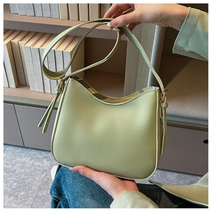 Détail du sac hobo croissant en cuir PU vert clair avec texture lisse et boucle dorée chic