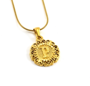 Gros plan du pendentif lettre P ajouré doré sur une chaîne maille serpent fine