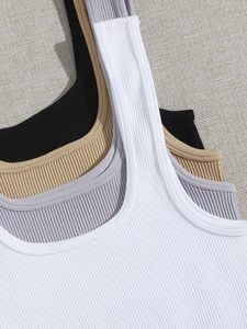 Gros plan sur la texture côtelée des débardeurs de sport sans couture en tons neutres