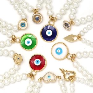 Goldene Evil Eye Armbänder mit Kunstperlen und bunten Anhängern für Damen und Herren