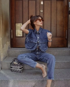 Ensemble gilet en jean bleu foncé avec grandes poches et boutons blancs en extérieur