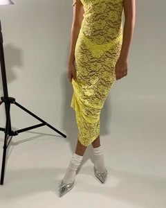 Detailansicht von gelbem floralem Spitzenstoff und transparentem Mesh am engen Kleid