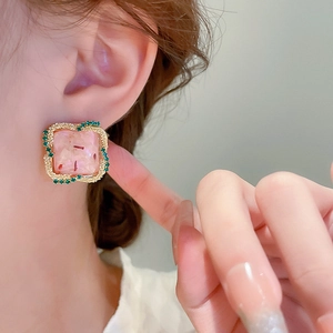 Boucles d'oreilles carrées vintage dorées avec résine rose et cristaux sur modèle