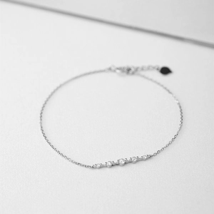 Minimalistisches Armband aus 18K Weißgold mit fünf runden Diamanten an feiner Kette