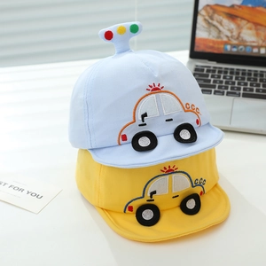 Détail de casquettes bébé avec broderie voiture et décorations de feux 3D