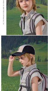Dettaglio cappellino bimbo ad asciugatura rapida con visiera riflettente e patch cartoon