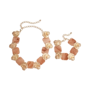 Adjustable golden necklace and bracelet set with resin squares and shell details