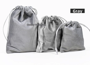 Tre sacchetti in velluto grigio con coulisse in varie dimensioni per gioielli e regali