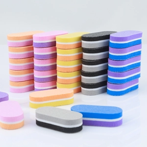Gros plan de blocs polissoir à ongles colorés grain 120 avec structure éponge triple