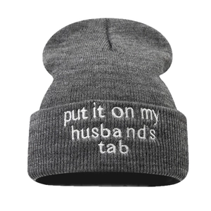 Dunkelgraue Strickmütze mit weißem Stick-Slogan und klassischem Umschlag-Design