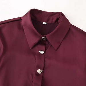 Camisa de satén burdeos para mujer con botones dorados texturizados y manga larga