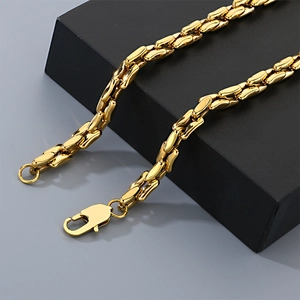 Detailansicht der goldenen Edelstahl-Gliederkette mit sicherem Karabinerverschluss