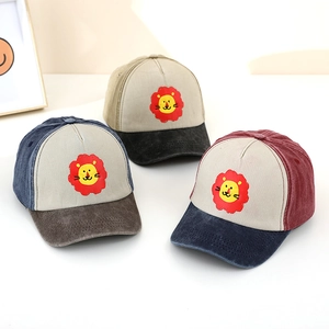 Dettaglio dei cappellini da baseball per bambini color block con stampa a leone