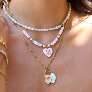Collier multicouche en acier doré 18K avec perles et pendentifs cœur fleuris