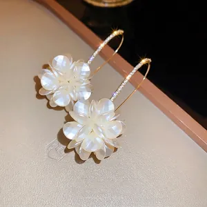 Boucles d'oreilles fleurs perles élégantes avec crochets dorés et accents diamants